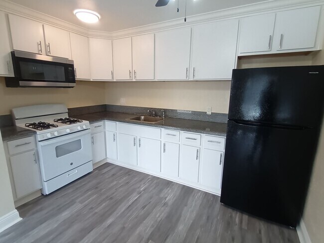 Building Photo - Welcome to SkyView Villa & Somerset Apartments!