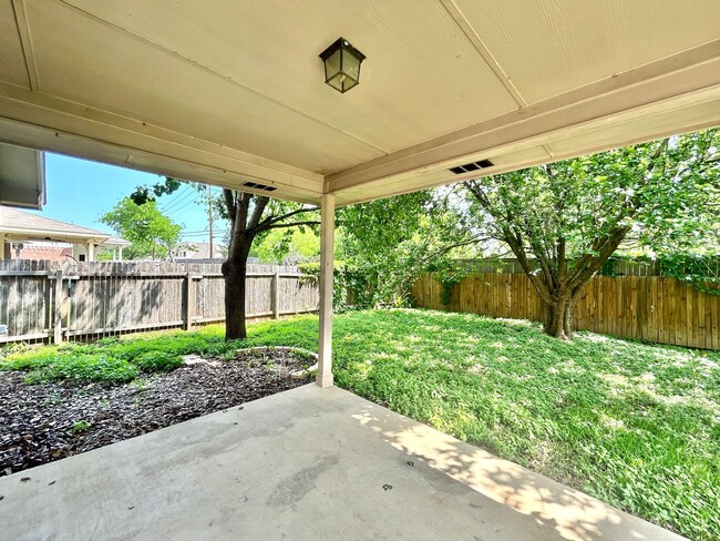 Building Photo - Charming 3/BR 2/BA One-Level Home with Fen...