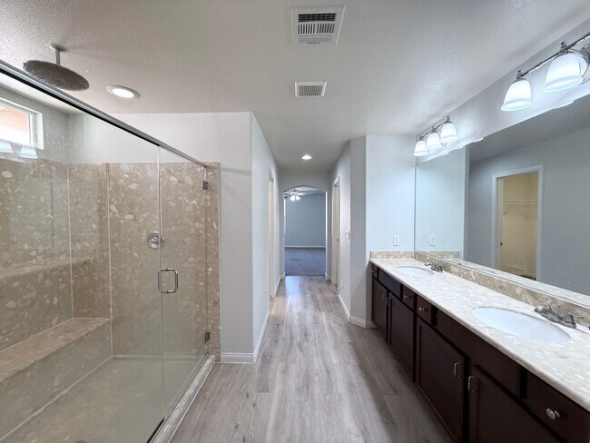 Building Photo - Great 5 bedroom home with RV Parking! Loca...