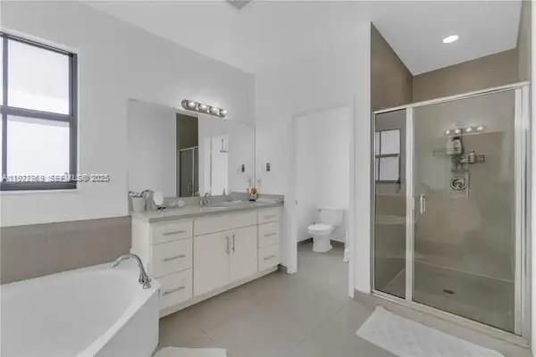 Building Photo - 6035 NW 104th Path