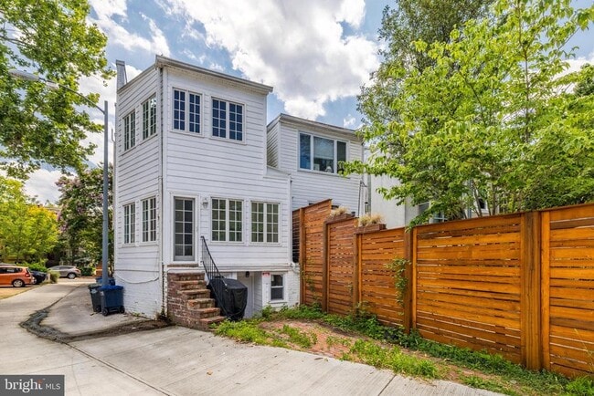 Building Photo - 2015 Allen Pl NW