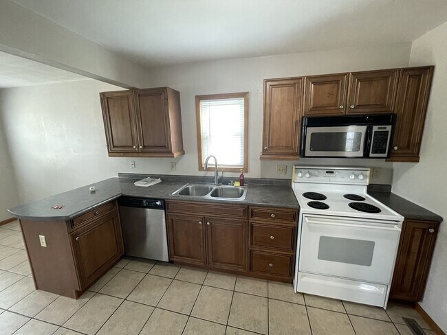 Building Photo - 127 E Main St