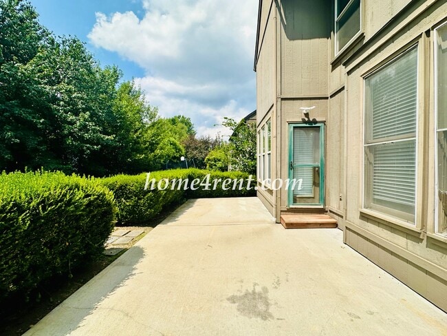 Building Photo - Blue Valley Schools, Walking Distance to Elementary School and Neighborhood Pool!