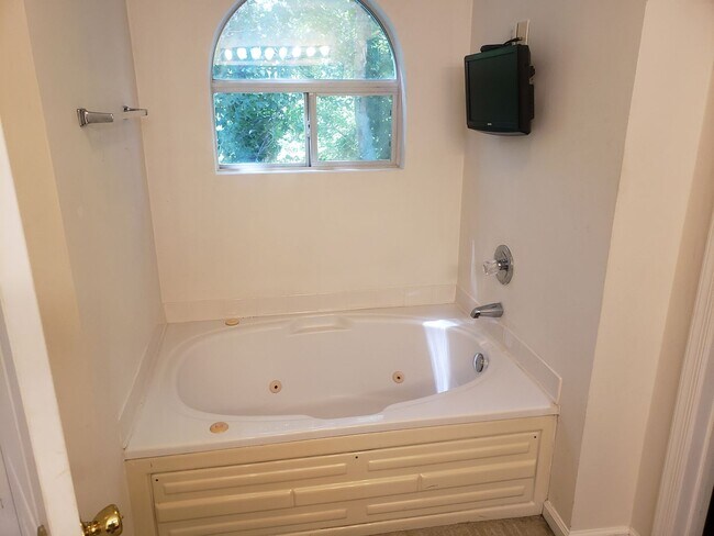 Building Photo - 4115 Bishops Pl