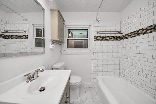 Building Photo - 2332 Sheridan St