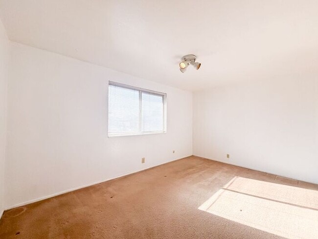 Building Photo - Cozy 2BR 1BA Home w/ Fireplace + 1 Car Garage + Fenced Yard in Sugar House