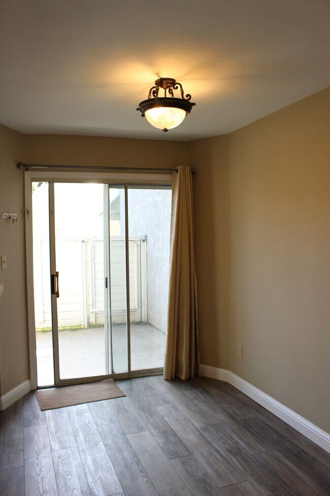 Building Photo - 2600 Brookside Dr