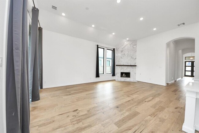 Building Photo - 9807 Hudson St