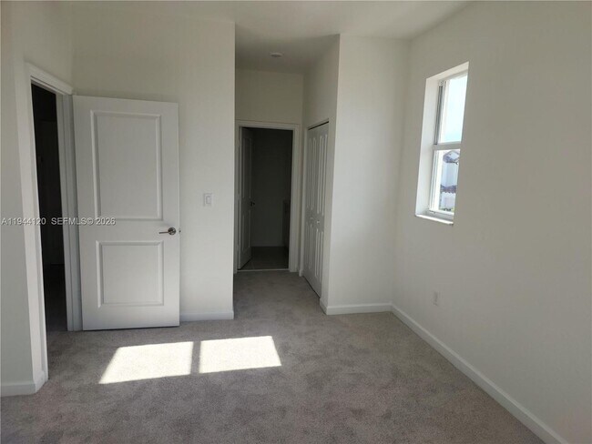 Building Photo - 2750 SE 24th Terrace