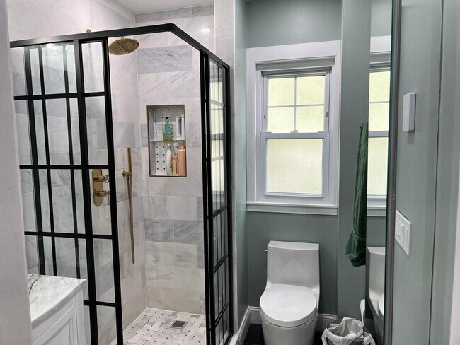 Building Photo - 5 Glenmont Rd