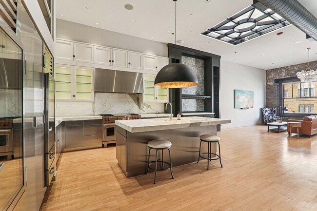 Building Photo - 107 W Main St