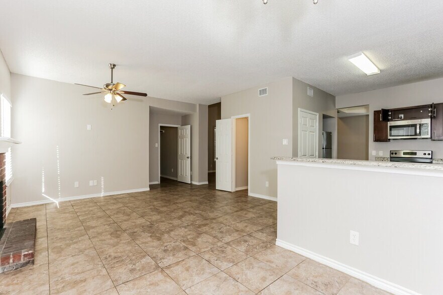 Building Photo - 433 Raintree Cir