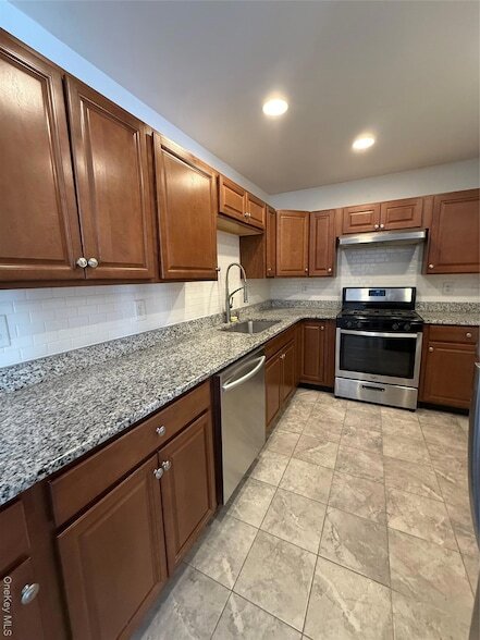 Building Photo - 24 St James Pl