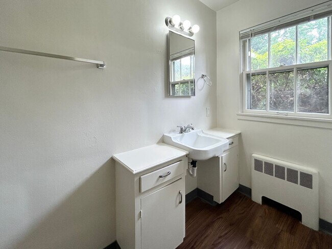Building Photo - One Bed, One Bath, Vintage Charmer!