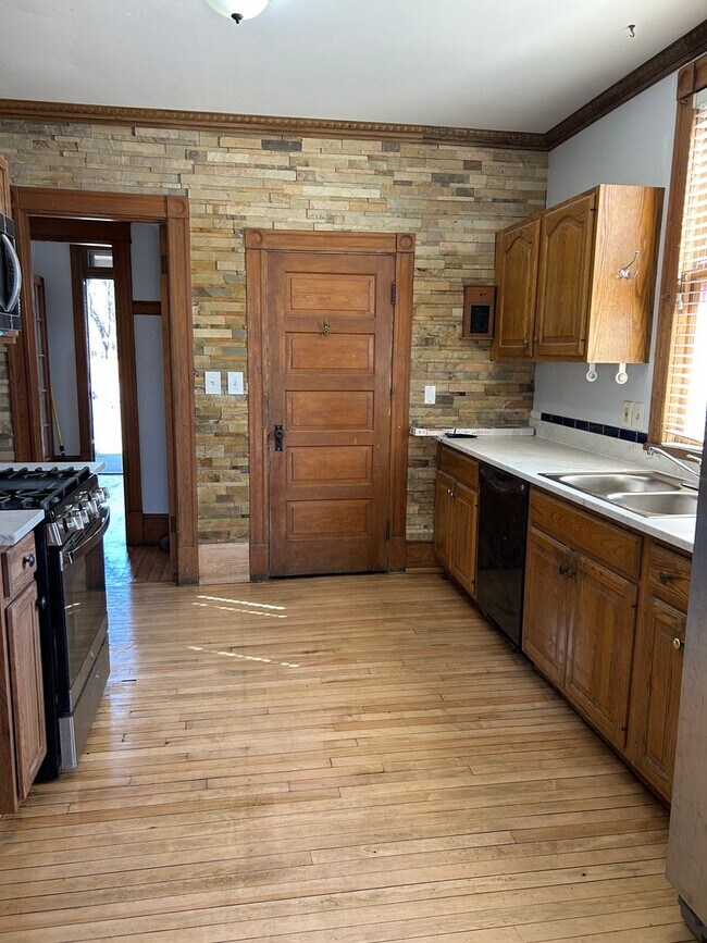 Building Photo - Historic Cheyenne Canyon Home