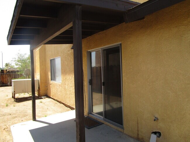 Building Photo - 933 W Atkins Ave