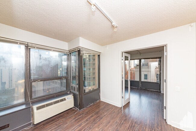 Primary Photo - 30 E Huron St