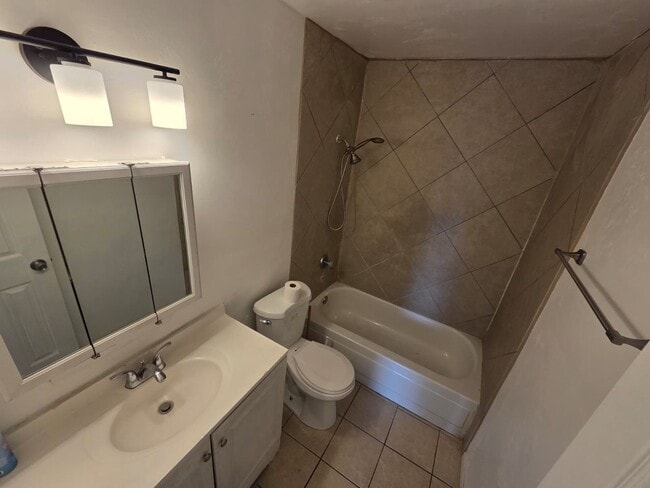 Building Photo - Spacious 2-Bedroom Apartment Near Downtown...