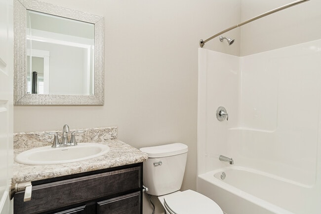 Building Photo - 913 Mission Oaks Dr