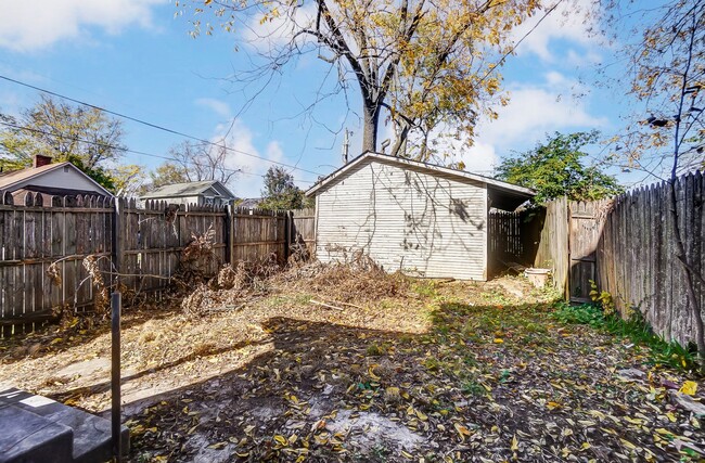 Building Photo - Two Bed, One Bath in Dayton!