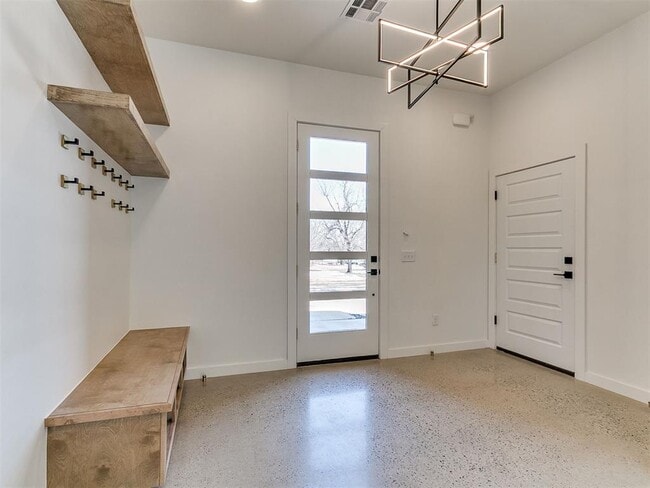 Building Photo - 605 N Idaho Ave