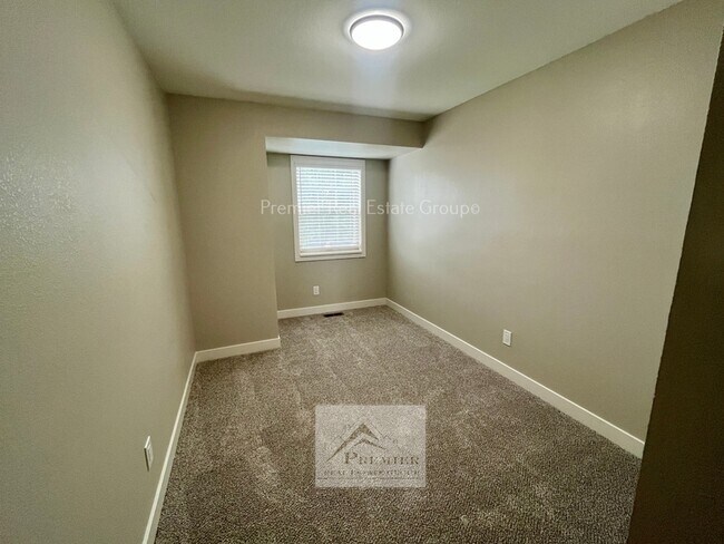 Building Photo - 8059 Lexington Park Dr