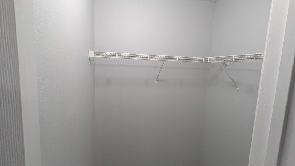 Building Photo - 3048 Pineda Dr