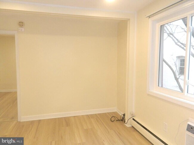 Building Photo - 513 12th St NE