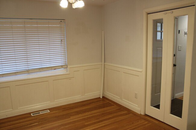 Building Photo - Charming 3 Bed 1 Bath House on tree lined ...