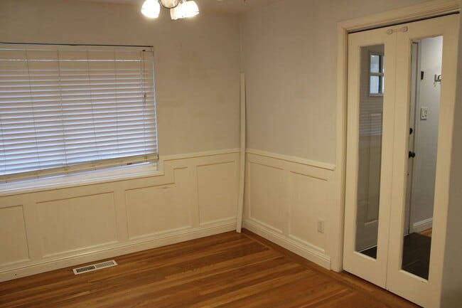 Building Photo - Charming 3 Bed 1 Bath House on tree lined street