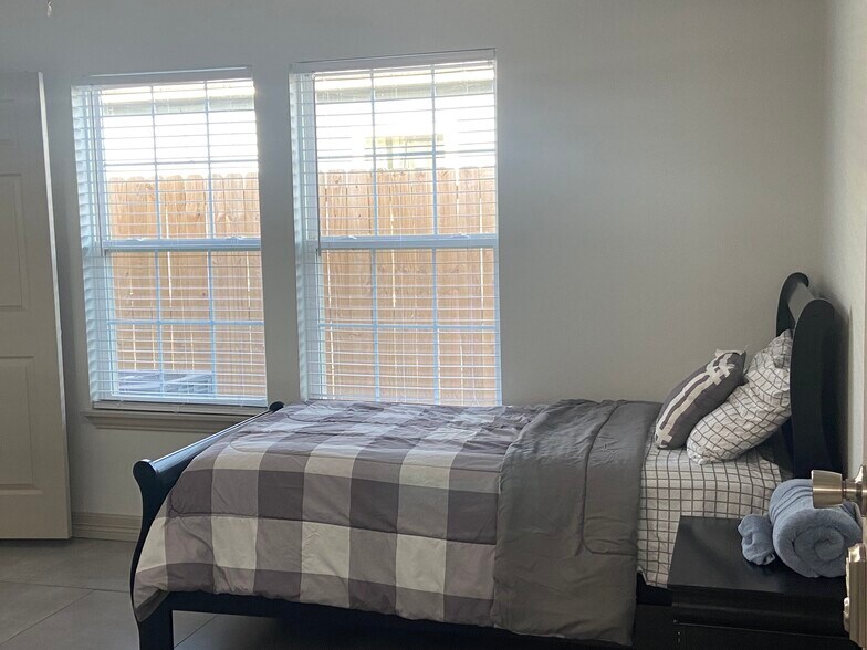 Building Photo - 2923 Pecos St