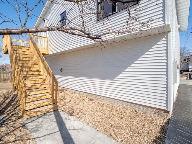 Building Photo - 922
