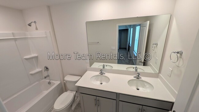 Building Photo - *** MOVE IN SPECTIAL *** Elegant New 3BR T...