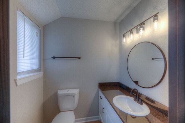 Building Photo - Windsor Village Townhomes