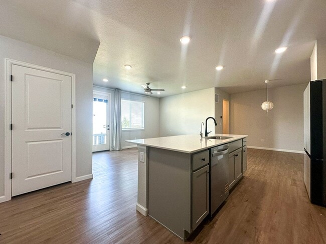 Building Photo - Alder Creek 3bd 2.5ba paired home for rent!