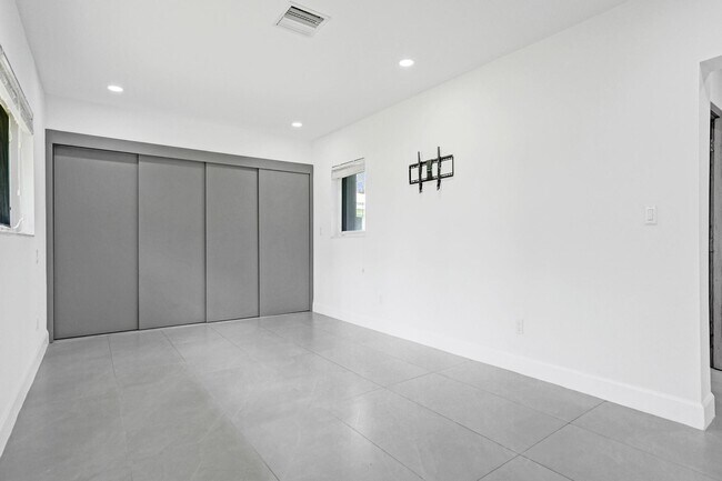 Building Photo - 6700 E Tropical Way