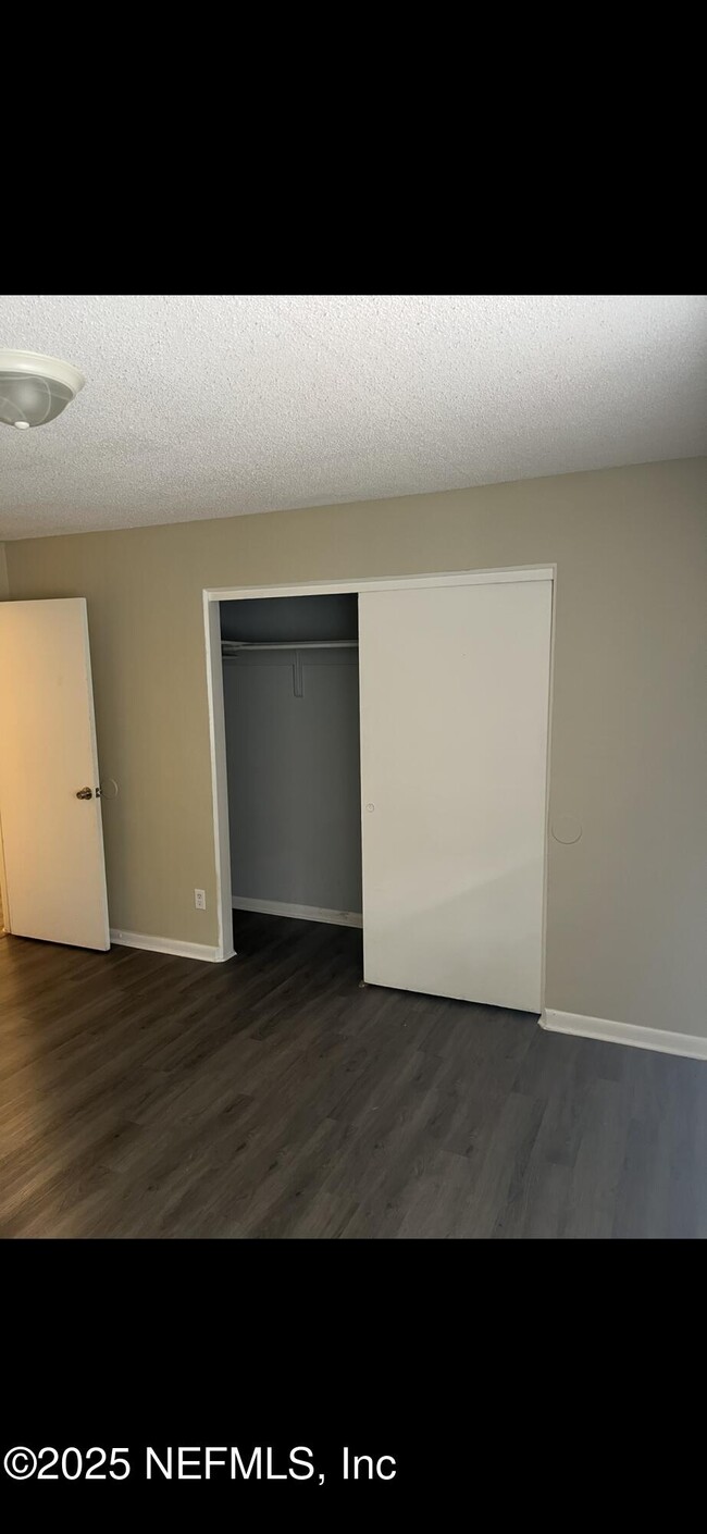Building Photo - 1110 Caliente Dr