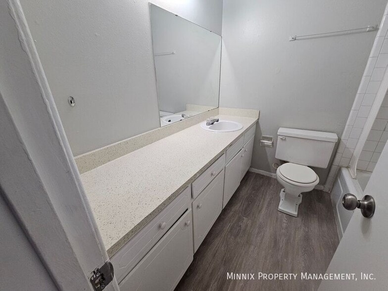 Building Photo - 1704 Yonkers-B