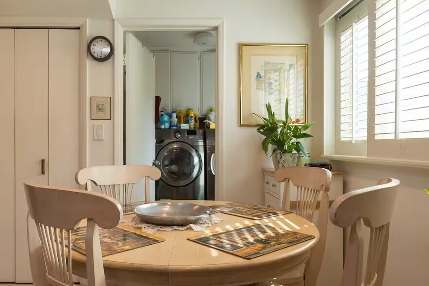 Kitchen & Laundry - 11260 Overland Ave