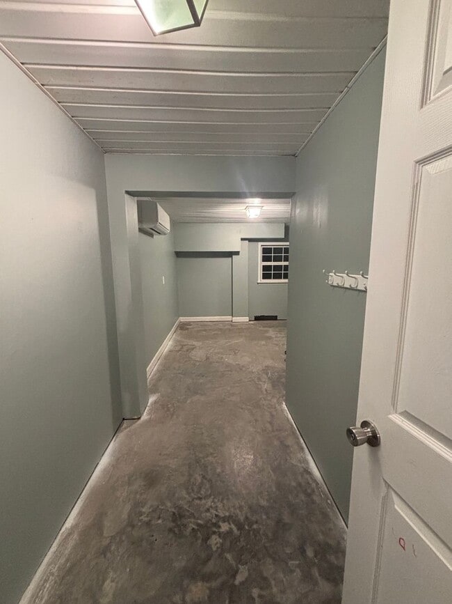 Building Photo - Charming 3BD, 2BA home with spacious yard and screened in porch