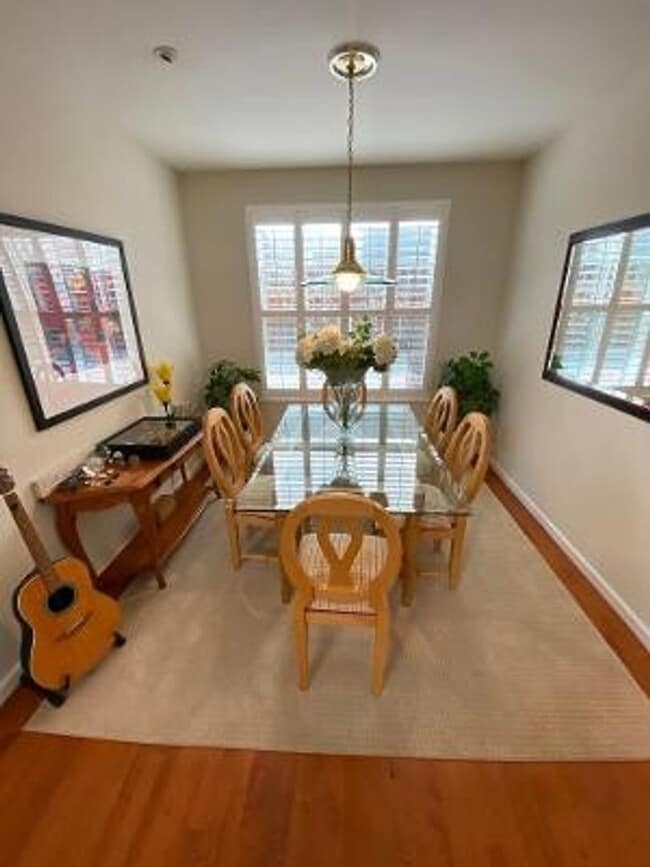 Building Photo - 3 Bed 3.5 Bath + Loft, In Downtown Danvill...
