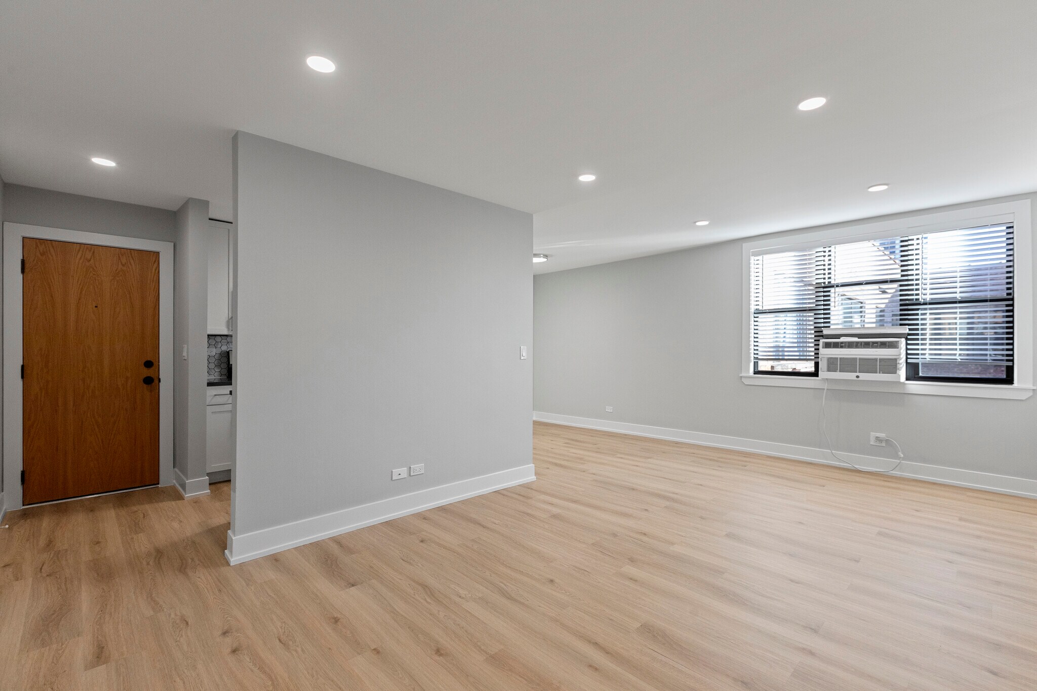 Building Photo - 525 W Aldine Ave