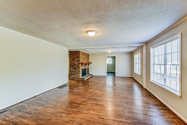 Building Photo - 2428 Briarcliff Dr