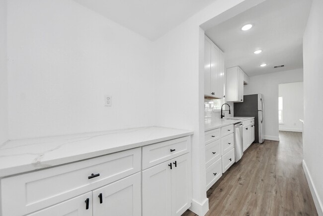 Building Photo - 1203 W 6th St