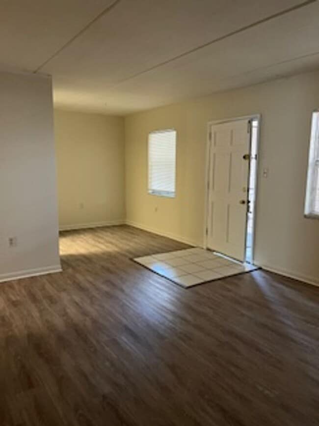 Building Photo - Charming 2 Bedroom 1 bath unit at Habana P...