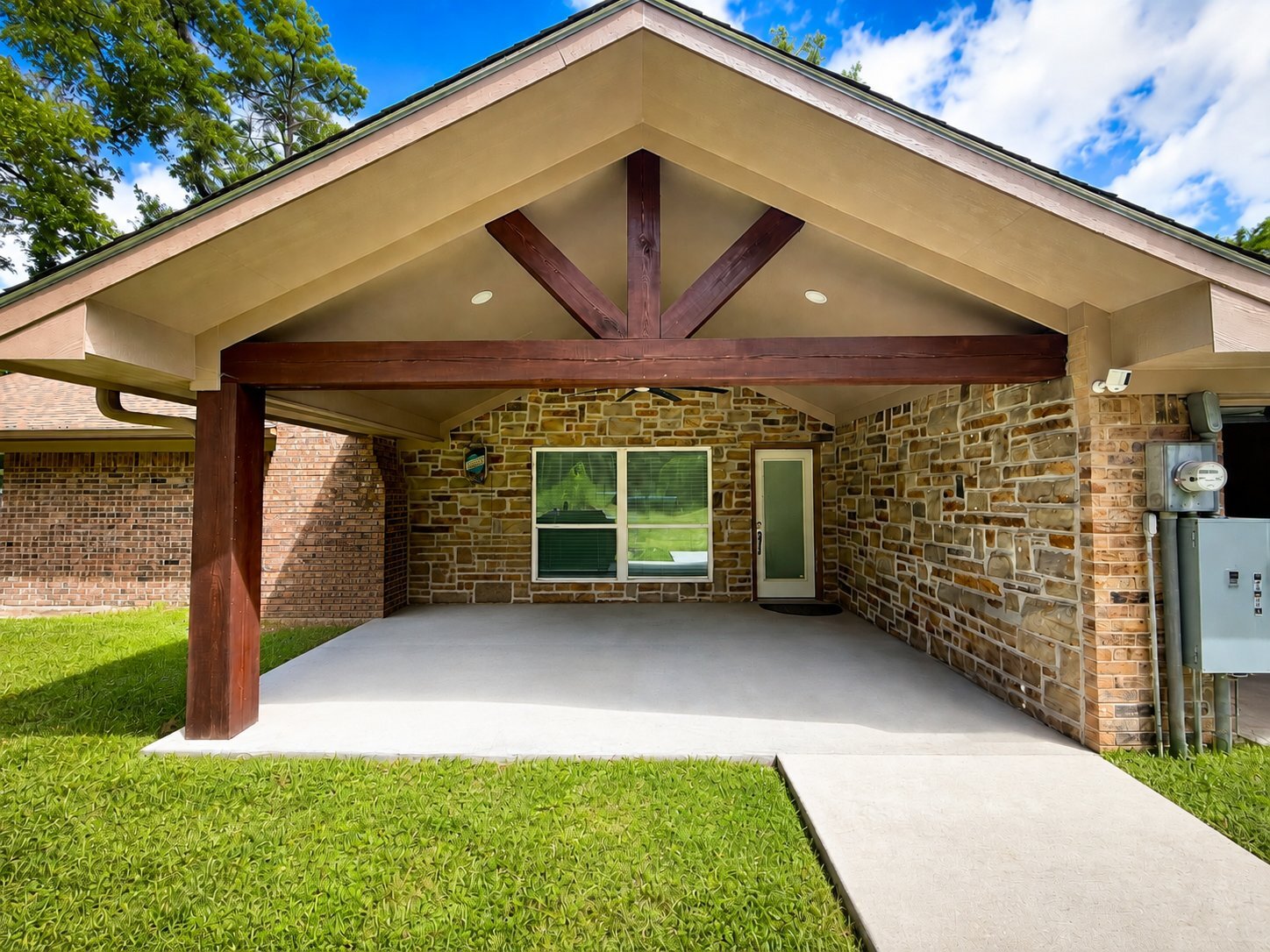 Building Photo - 310 Spring Lake Dr