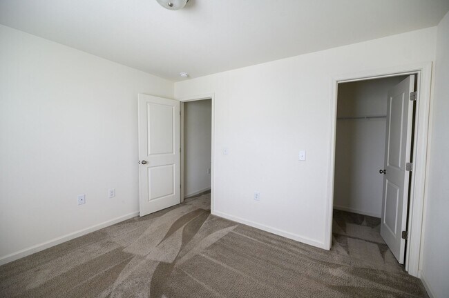 Building Photo - Like new construction 2 story home 4 bedro...