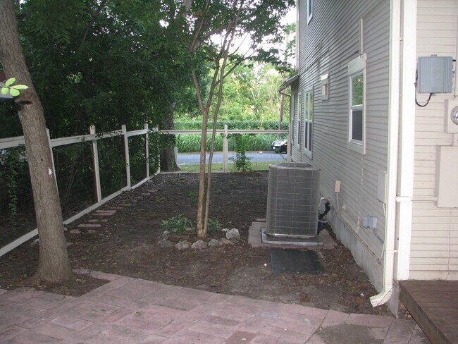 Building Photo - UT PRE-LEASE: North Campus 6 bed / 3 bath Remodel, High-End Kitchen Features SS Appliances, Wood ...