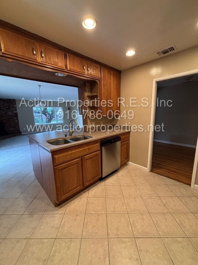 Building Photo - Move In Special! Central Roseville -  4 Bed, 2 Bath - Single Story - Separate Living and Family R...