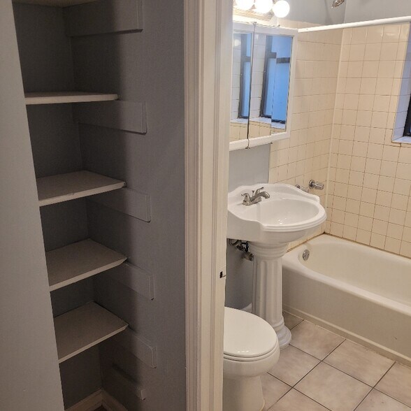 Building Photo - 4915 S Drexel Blvd